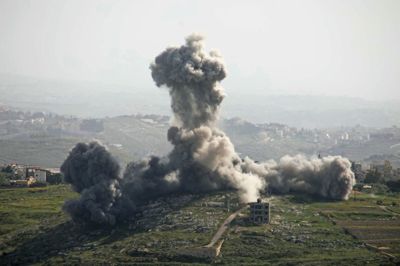 Røg stiger op efter et israelsk angreb i byen Deir Zahrani i det sydlige Libanon i midten af maj. Ifølge Libanons sundhedsministerium har byen søndag endnu en gang været udsat for angreb fra Israels militær. Otte meldes dræbt.