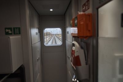 I de sidste 13 måneder har DSB kun i én enkelt måned levet op til aftalen med staten om, at 75 procent af de rejsende skal være fremme med en maksimal forsinkelse på 2 minutter og 59 sekunder.