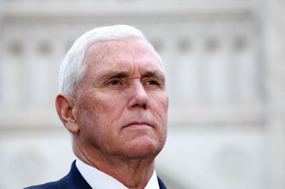 Mike Pence var vicepræsident i USA's præsident Donald Trumps administration fra 2017 til 2021. Han mener, at en fond til kompensation for folk, der overfaldt betjente 6. januar 2021, er en dårlig idé.