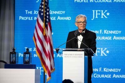Jerome Powell holdt søndag en tale, efter at han modtog prisen John F. Kennedy Profile in Courage Award.