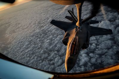 Et amerikansk kampfly bliver tanket op i luften. Ifølge det amerikanske militærs centralkommando, Centcom, har USA's bombefly slået til flere steder i Iran lørdag og søndag.