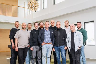 Mathias Kobberup (forrest til højre) med de ansatte i virksomhed Ledgerbee.