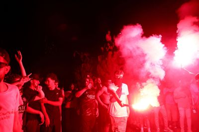 Fans fejrede Paris Saint-Germains anden triumf i Champions League lørdag. Nogle steder blev fejringen dog til uroligheder og hundredvis blev anholdt.