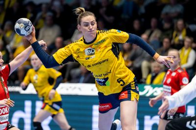 Emilie Arntzen (i.m.) er en af fire Ikast-spillere, der i aften spiller afskedskamp, når midtjyderne kæmper om bronzemedaljerne mod Nykøbing Falster.