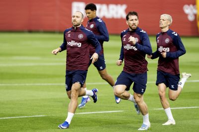 Albert Grønbæk (til højre) vil gerne fortsætte i Hamburger SV efter sommerferien, hvis den danske landsholdsspiller selv kunne bestemme.