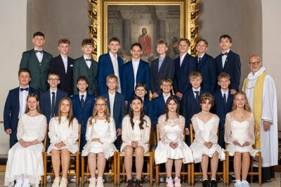 Et hold konfirmander fra Midtjyllands Kristne Friskole blev lørdag 2. maj konfirmeret i Herning Kirke af sognepræst Bo Knudsen (t.h.). Bagerst fra venstre ses Sebastian Egemose Henriksen, Noah Vilhelm Simonsen, Teo Filip Østergaard Lauridsen, Noah Degn Møller, Daniel Elmholdt Christensen, Frederik Møller Hansen, Storm Anton Kühl, Norr Oscar Kühl og Liam Tangsholm Krog; i midten er det Maximillian Gus Schalinski, Vilhelm Breum Jakobsen, Denis Bilyk, Frederik Mark Vendelbo, Mads Kølbæk Østergaard, Villy Vestergaard Krabbe, Benjamin Frydendal Færch og Liam Lodberg Laursen; og forrest sidder Simone Henning Bækgaard, Clara Sofie Harboe Holt, Maria Uno, Viola Elisabeth Vang Villemoes, Ingrid Eg de Boyett, Sofia Thornvig Mikkelsen og Luna Mai Hedelund.