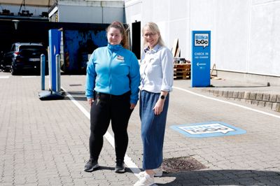 Teamleder for ToGo, Ann Overgaard (t.v.) , og varehuschef hos Bilka Herning, Benita Steen, ved drive-io-området med indkørsel fra Golfvej. Her vil forholdene for personalet blive bedre i forhold til at servicere kunderne.