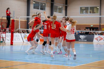U17-kvinderne fra Ikast KFUM jubler over det danske mesterskab. I finalen vandt de over Ikast Nord, som primært bestod af elever fra ISI.