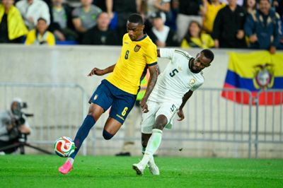 FC Midtjyllands Denil Castillo (t.v.) var søndag i aktion for Ecuador mod Saudi-Arabien. Mandag er den 22-årige midtbanespiller udtaget til Ecuadors VM-trup.