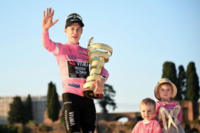Jonas Vingegaard blev søndag hyldet for Giro-sejren i Rom. I hjemkommunen Skive står man klar med en æresflise.