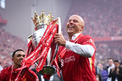 Arne Slot vandt det engelske mesterskab med Liverpool i sin første sæson som cheftræner, men holdet skuffede i den efterfølgende sæson, og han blev fyret.