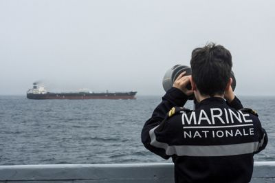 Frankrig har tilbageholdt et olietankskib i Atlanterhavet. Ifølge myndigheder var skibet på vej fra Murmansk i det nordvestlige Rusland til Cameroun.