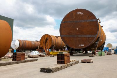 Delene til det flydende fundament til havvindmøller ligger klar hos Welcon i Give og venter på at blive fragtet til havnen i Hvide Sande. Det får indflydelse på trafikken omkring Arnborg og Skarrild.