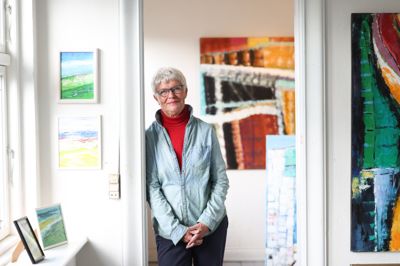 Hun er 76 år og har malet i 45 af dem. Nu har Ulla Houe haft galleri og atelier på Paghs Allé i 20 år.