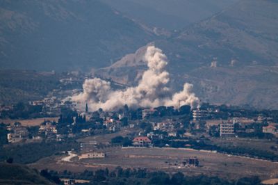 Røg stiger op under et angreb i Libanon. Iran begrunder stop i forhandlinger med Israels optrapning i Libanon.