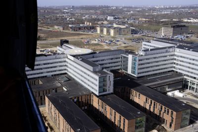 På retspsykiatrisk afdeling på Aalborg Universitetshospital sidder to medarbejder konstant og overvåger alarmerne manuelt, efter at de svigtede under et overfald søndag.