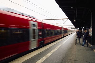 Knap to millioner af DSB's passagerer var forsinkede i april, skriver Jyllands-Posten.