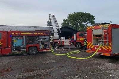 Køretøjer fra Brand & Redning Midtvest var linet op for at få bugt med branden i et maskinhus i Fasterholt mandag aften.