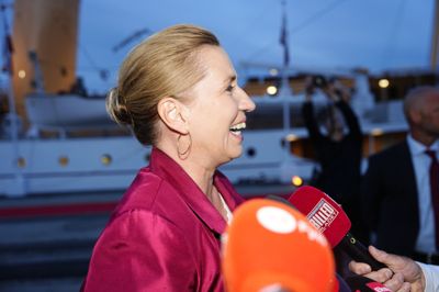 FV26: Kong Frederik modtager den fungerende statsminister Mette Frederiksen (S) på kongeskibet »Dannebrog«.