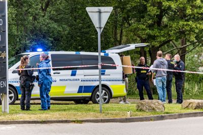 Politiet modtog anmeldelse om et knivstikkeri tidligere på aftenen. Forventningen er, at arbejdet fortsætter nogle timer endnu.
