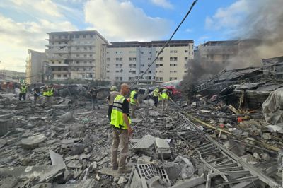 Redningsfolk rykkede mandag ud til byen Tyrus i det sydlige Libanon, hvor et israelsk luftangreb havde ramt nær et hospital. Mandag aften lød det fra Libanon, at Hizbollah ville indstille angrebene mod Israel.
