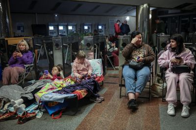 Beboere i Ukraines hovedstad, Kyiv, søgte natten til tirsdag ly på en metrostation under et formodet russisk missil- og droneangreb.