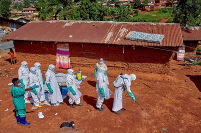 Et billede fra den 24. maj viser Røde Kors-arbejdere iført værnemidler, som desinficerer området uden for et hjem tilhørende en mand, der døde af ebola i DR Congo.