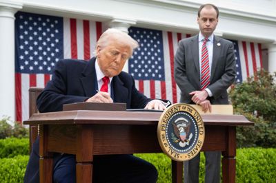 Trump har underskrevet et hav af dekreter og bekendtgørelser omkring amerikansk importtold, siden han i januar sidste år blev taget i ed som præsident.