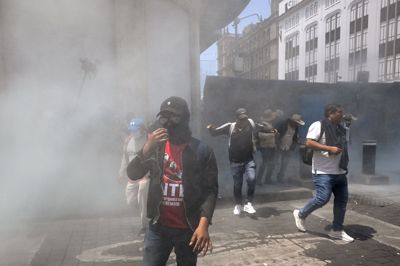Lærere demonstrerer i Mexico City, hvor der mandag opstod sammenstød med politiet ti dage før VM i fodbold begynder.