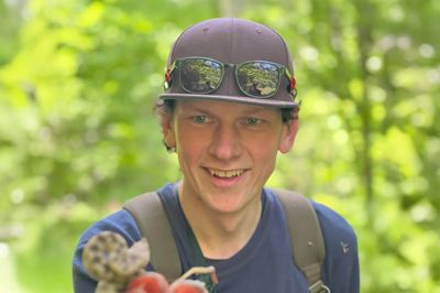 Naturvejleder og eventyrer Emil Sanderhoff deler sin begejstring for naturen på scenen i Kulturgården lørdag i næste uge.