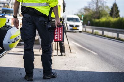En 34-årig mand fra Nakskov blev stoppet af en færdselskontrol i Allinge mandag aften. Mindre end syv timere senere blev han stoppet igen i en anden bil.
