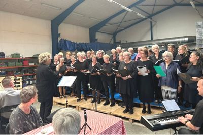 Under paraplyen Sangkraft Viborg var korene Sødal Happy Singers under ledelse af Anders Hjorth og Tårupkoret under ledelse af Anne Mette Langmach samlet på kaviarfabrikken Reinholdt på Knudbyvej under konceptet »Syng sammen i Særlige Rum«.