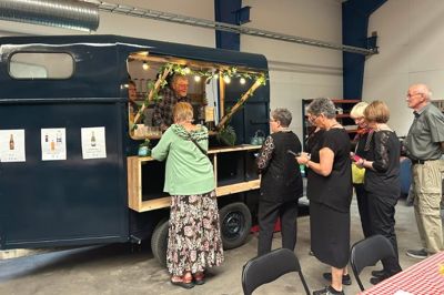 En hestetrailer indrettet som bar med navnet »Bertha« bidrog både til arrangementets kuriøse præg og et økonomisk overskud, der stiles til børnecancerafdelingen på Aarhus Universitetshospital i Skejby.