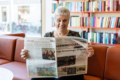 - Der er jo masser af stof om Ikast-Brande i avisen, siger Marie Duedal Kristjansen, som hver uge klipper lokalnyheder ud af avisen, så de kan blive indtalt som lydavis.