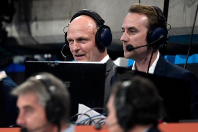 TV 2's håndboldekspert Peter Bruun Jørgensen (t.v.) - her under en landskamp med kollegaen Jonas Nyhøj - ser ikke et muligt slutrundeskifte til København som et fravalg af Herning og Boxen.