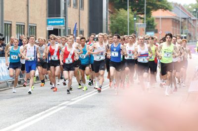 Torsdag skal der dystes i 5000 meter på en rute rundt i midtbyen, men inden kan alle motionister prøve kræfter med løbeevnerne. Billedet her er fra herrernes 5000 meter i 2024.