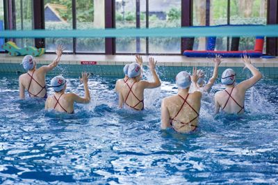 Kunstsvømning er en af de seks debuterende sportsgrene ved årets DM-uge. Der bliver dystet om DM-medaljer i både soloer, duetter og hold i Herning Svømmehal.