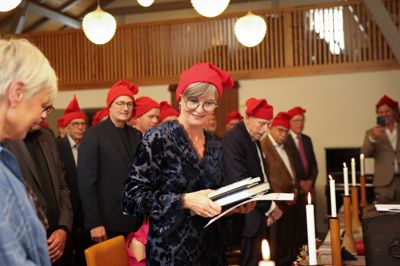 Herning-borgmester Dorte West (v) fik rød hue på ved den årlige Hosebinderdag.