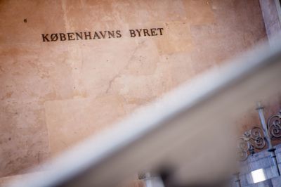 Københavns Byret har tirsdag afsagt dom i en sag, hvor fem mænd var tiltalt for et groft overfald i det københavnske natteliv.