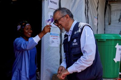 WHO-generaldirektør Tedros Adhanom Ghebreyesus får taget sin temperatur under et besøg i DR Congo. Tirsdag har WHO opdateret antallet af formodede smittetilfælde.