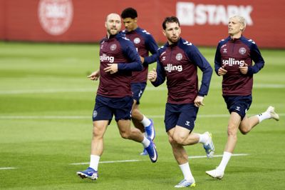 Christian Eriksen, Pierre Emile Højbjerg og resten af det danske landshold skal på en lidt længere tur en planlagt inden onsdagens kamp mod DR Congo.