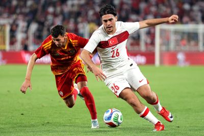 Aral Simsir fik 27 minutter på banen, da Tyrkiet mandag aften slog Nordmakedonien med 4-0 i sin næstsidste testkamp før VM. Alligevel fik FCM-stjernen ikke plads i Tyrkiets VM-trup.