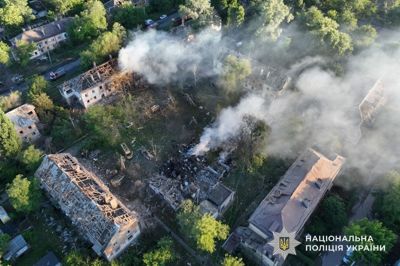Røg stiger tirsdag op fra bygninger i Dnipro efter russisk missil- og droneangreb.