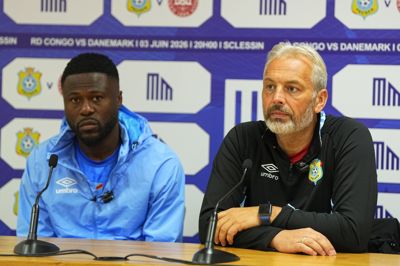 Sebastien Desabre (til højre), der er landstræner for DR Congo, holdt tirsdag pressemøde i Liège forud for kampen mod Danmark.