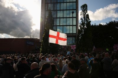 Demonstranter er mødt op tirsdag uden for Southampton Central Police Station.