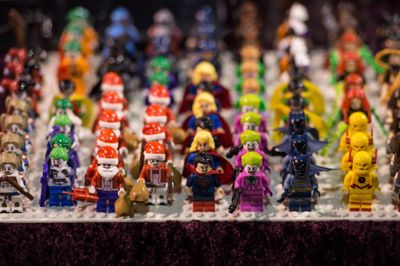 Ifølge Artpusher har han fremstillet 37 værker, hvor Lego-figurerne indgår. Billedet her er ikke et af værkerne.