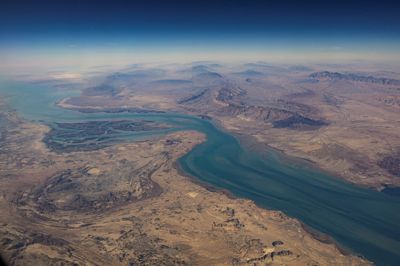 Amerikansk militær rettede tirsdag aften angreb mod den iranske ø Qeshm. Iran har blandt andet rettet angreb mod en amerikansk flådebase i Bahrain. Irans Revolutionsgarde siger, at der er tale om et modsvar på det amerikanske angreb.