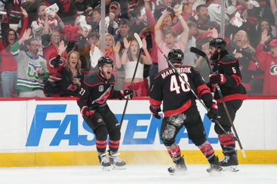 Nikolaj Ehlers (til venstre) jubler efter en scoring for Carolina i første kamp i NHL-finaleserien.