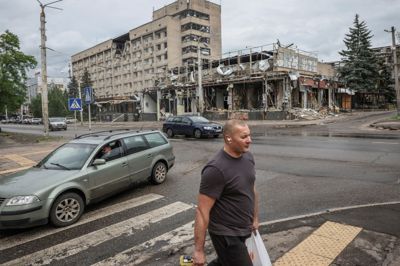 Både den russisk-kontrollerede og den ukrainsk-kontrollede del af Donetsk har flere gange været mål for fjendtlige luftangreb.