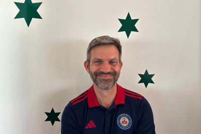 - Jo flere uddannede trænere, vi kan få ude i foreningerne, jo bedre er det. Jeg tror, det vil være meget nemmere for den enkelte at overskue træningen ved siden af det daglige arbejde, og det vil også være bedre for spillerne. Det gælder både piger og drenge, siger talentchef i Silkeborg IF, Peter Christian »PC« Hansen.